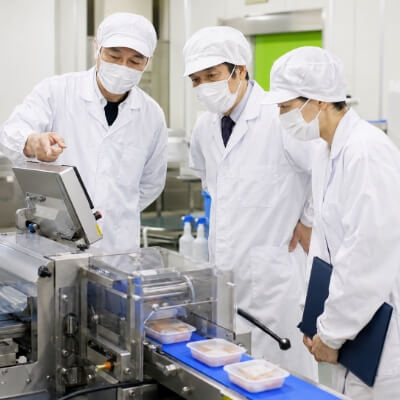製造機器を操作する従業員